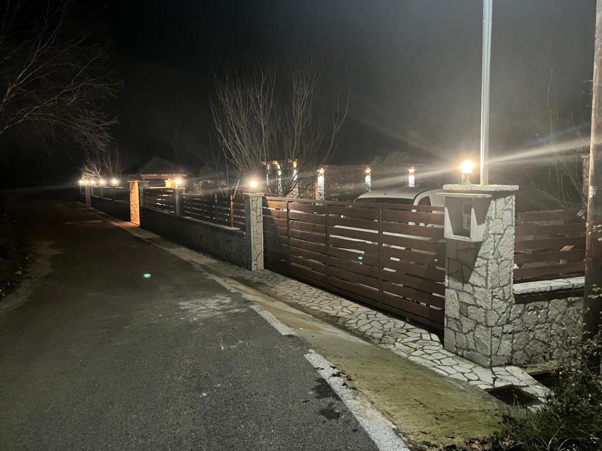 فيلا Το Πετρινο Σπιτι Του Καστρη! Με Θεα Τα Μετεωρα كالامباكا المظهر الخارجي الصورة